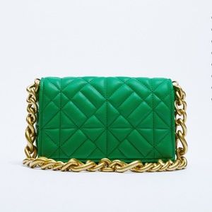 Quilted chain strap shoulder bag